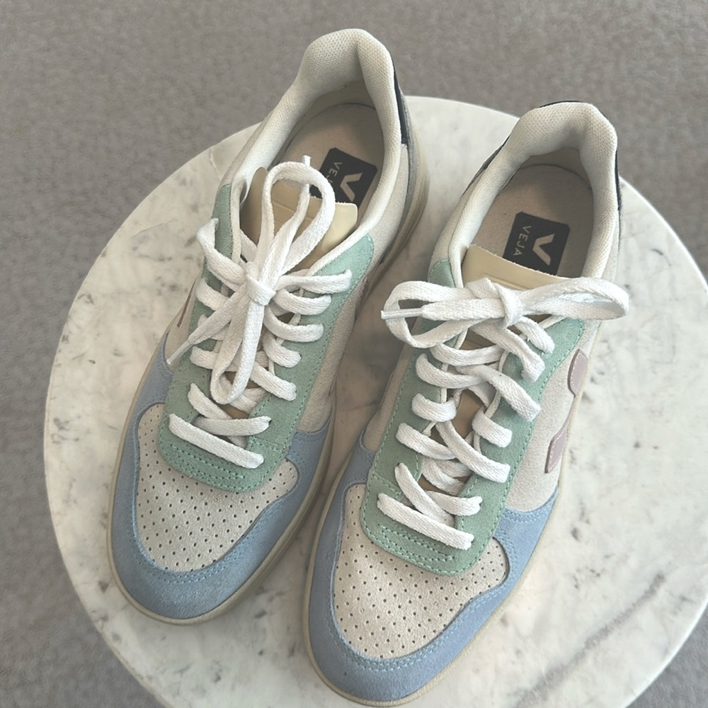 Like NEW Veja V-10